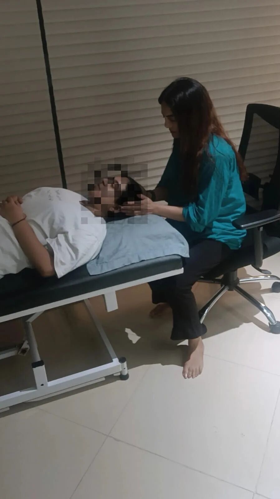 Vibha Jain working with a client during an individual session